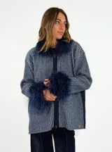 Saco de punto acanalado en tono azul, con cierre frontal y detalles de pelo sintético en el cuello y los puños.