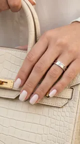 Anillo de acero con banda central de nácar y detalle de circonias incrustadas.