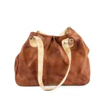 Cartera de cuero marrón con efecto gastado, asas de hombro en tono beige claro con herrajes metálicos dorados y detalles de costura fruncida en el frente.