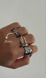 Anillo plateado con diseño de flores.