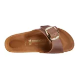 Sandalia Birkenstock modelo Madrid, confeccionada en cuero engrasado color marrón. Presenta una única tira ancha con una hebilla metálica grande en tono dorado y plantilla anatómica de corcho.