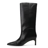 Botas de caña alta Miss Carol, color negro, con punta fina y taco aguja. Diseño minimalista de acabado liso.