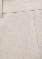 Pantalon de vestir de corte recto y tiro alto, confeccionado en lino. Presenta cierre oculto con botón, gancho y cremallera, bolsillos laterales y bolsillos de ribete en la parte posterior.