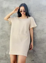 Vestido corto blanco con textura tipo waffle, cuello redondo y mangas cortas.