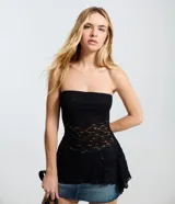 Blusa strapless de encaje negro con escote recto y dobladillo asimétrico con puntas diferenciadas.