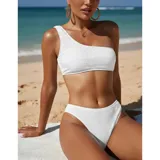 Conjunto de bikini texturado color tostado, compuesto por un top de un solo hombro y bombacha vedetina tiro medio.