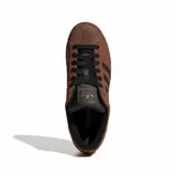 Championes Adidas Superstar II de gamuza color marrón, con las icónicas tres tiras laterales en cuero negro, puntera de goma texturizada y suela de goma al tono.