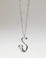 Collar de plata de ley con cadena de eslabones y colgante en forma de letra S, decorado con una circonita engastada.