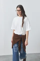 Remera de manga corta con calce relajado y cuello redondo, confeccionada en algodón puro.