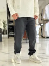 Pantalón de jean azul con lavado clásico, de corte holgado y estilo oversize.