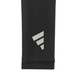 Par de mangas deportivas Adidas con tecnología Climacool, diseñadas para mejorar la circulación y absorber el sudor. Presentan un diseño ajustado en color negro con el logo de la marca en blanco.