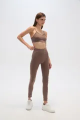 Calza negra de calce alto y al cuerpo.