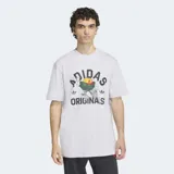 Remera de algodón color gris jaspeado, con cuello redondo y corte holgado. Presenta un estampado gráfico en el frente que combina el logo de Adidas con un personaje animado.