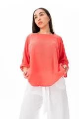 Blusa color coral de viscosa, con escote redondo y mangas 3/4.
