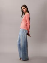 Sweater tipo cardigan de Calvin Klein, confeccionado en tejido de canalé de viscosa con un ligero brillo. Presenta un corte clásico, cuello en V, cierre frontal con botones y mangas largas.
