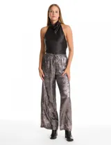Pantalón de corte wide leg en tejido laminado metalizado color gris. Presenta cintura elástica con cordón de ajuste y bolsillos laterales.