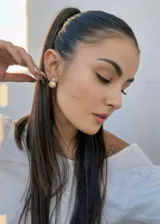 Aros colgantes de plata 925 bañados en oro, con perla de río y broche mariposa.