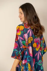 Vestido largo azul marino con estampado floral multicolor, cuello en V con cierre frontal parcial de botones y mangas cortas holgadas.