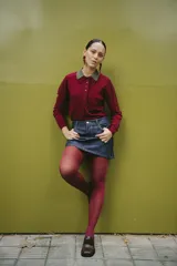 Aros largos hechos a mano en porcelana color borgoña con forma de flores irregulares. El perno es de acero.