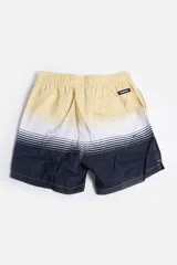 Short de baño celeste con estampado de hojas pequeñas en tonos verdes y blancos. Cuenta con cintura elástica con cordón ajustable, bolsillos laterales y un parche circular con logo en la parte inferior.