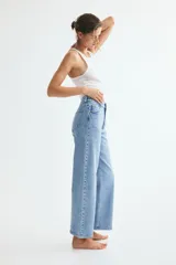 Jean wide leg de tiro alto en denim de algodón con leve elasticidad. Diseño clásico de cinco bolsillos, con piernas amplias y corte holgado.