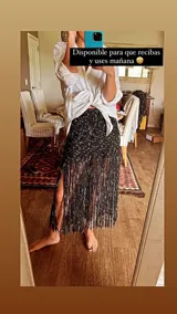 Falda negra tejida en lurex con flecos y detalles en crochet.