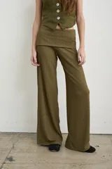 Pantalón palazo verde militar de tiro alto con cintura plegable, confeccionado en tela de punto fruncida y diseño de corte recto y holgado.