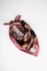 Pañuelo cuadrado de satén con estampado de cebra en tonos marrón y negro, con borde liso color borgoña.