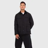 Chaqueta acolchada negra con diseño de rombos, cuello camisero, cierre frontal con botones a presión y cuatro bolsillos cargo delanteros.