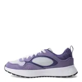 Championes Under Armour modelo Mirage Sport, color violeta con detalles en blanco. Presentan una combinación de gamuza y malla en la parte superior, con el logo de la marca en el lateral y una suela de goma blanca con refuerzo negro en la puntera.