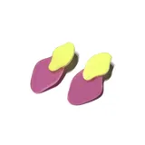 Par de aros colgantes con forma abstracta, compuestos por una pieza superior pequeña color amarillo y una pieza inferior más grande color fucsia.