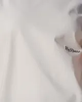 Remera de algodón color blanco, de corte holgado y diseño minimalista con logo bordado en tipografía cursiva en el pecho.