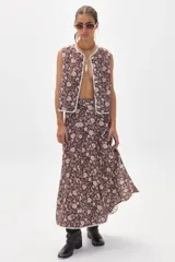 Top sin mangas color marrón con estampado floral y ribete de encaje blanco.