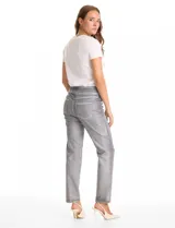 Jegging de corte slim con acabado metalizado laminado, marca Ruby Rd. Presenta pretina ancha elastizada, bolsillos funcionales en la parte delantera y trasera, y un diseño de tiro medio.
