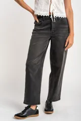 Pantalón de jean gris oscuro, corte ancho, tiro medio y terminación al tobillo.