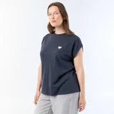 Camiseta de punto gris oscuro sin mangas, con cuello redondo y un pequeño bordado en forma de corazón dorado en el pecho.