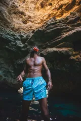 Short de baño color celeste con estampado botánico de hojas y flores en tonos verdes, naranjas y violetas. Cuenta con cintura elástica, bolsillos laterales y un bolsillo trasero con etiqueta de la marca.