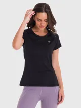 Remera deportiva de manga corta y cuello redondo, confeccionada en tejido técnico con tecnología de secado rápido. Presenta un diseño liso en color negro con un pequeño logo estampado en el pecho.