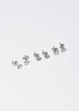 Set de tres pares de caravanas de acero quirúrgico hipoalergénico. Incluye un par con forma de estrella, un par con forma de trébol y un par con forma de corazón.
