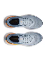 Championes de running Under Armour modelo Infinite, con parte superior de tejido de punto transpirable en tonos celestes y azules. Cuenta con amortiguación reactiva UA HOVR en la entresuela, detalle de logo de la marca en color naranja y suela de goma resistente.