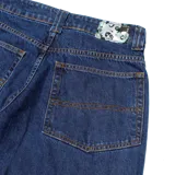 Pantalón de jean azul oscuro, corte holgado, tiro medio y pierna recta.