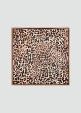 Pañuelo cuadrado de satén con estampado animal print de leopardo y bordes en tono marrón y negro.