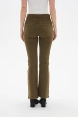 Pantalon jean de corte recto y tiro alto, color negro, con bolsillos laterales y traseros.