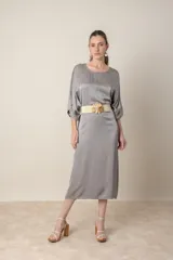 Vestido midi gris de satén, corte holgado, con mangas 3/4 y cinturón de rafia con hebilla dorada.