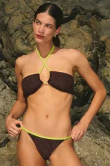 Conjunto de bikini marrón chocolate con lurex y tiras de lycra flúo color verde lima. El corpiño es de corte triangular invertido y la bombacha es vedetina con tiras laterales regulables.