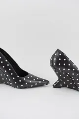 Zapatos de tacón tipo cuña marca Mari, color negro con estampado de lunares blancos, diseño de punta fina y taco corrido escultural.