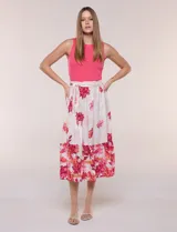 Vestido midi combinado de la marca Figueroa & Flower, con torso de modal azul sin mangas y cuello redondo, y falda evasé de rayón con estampado floral y paisajes en tonos blancos y azules, con cintura elastizada y lazo para anudar.