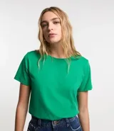 Remera básica de manga corta y cuello redondo, confeccionada en tejido de algodón liso.