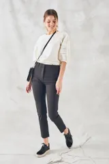 Pantalón negro de algodón y elastano, corte skinny y tiro medio.