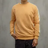 Buzo deportivo color naranja con mangas ranglan color crema y logo bordado en el pecho. Confeccionado en algodón.